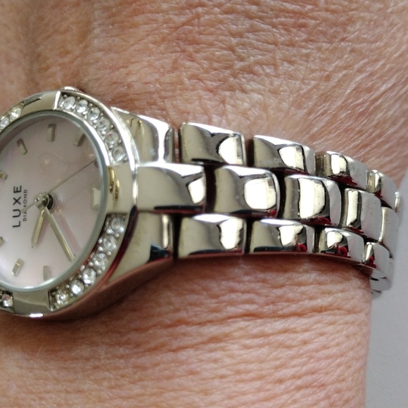 Luxe diamond watch. - Picture 2 of 7